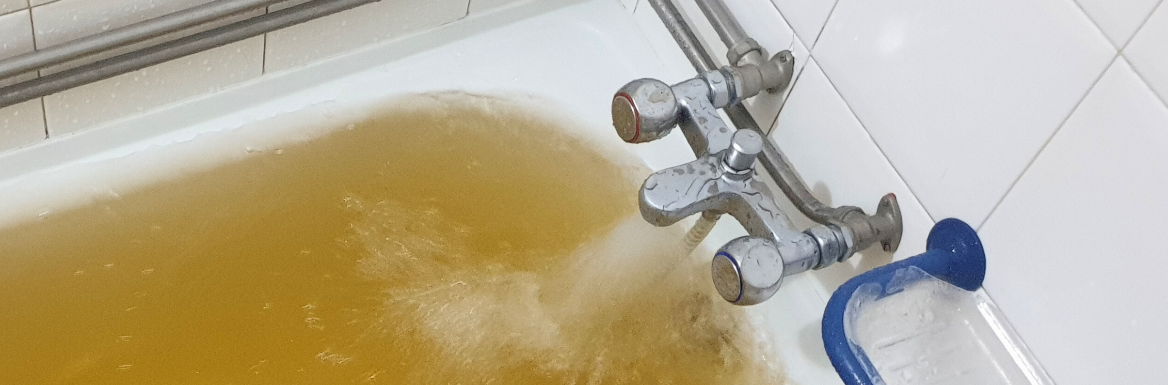 Eau jaune coloré par contaminant